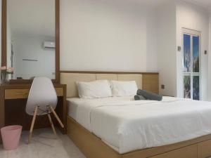 um quarto com uma cama, uma secretária e uma cadeira em Private Bathroom in King Room Bukit Mertajam Alma Impian em Bukit Mertajam