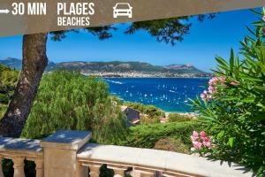une vue sur l'océan depuis le balcon d'une maison dans l'établissement Cosycocoon La Bastide, à Draguignan