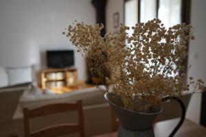 eine Vase voller Blumen auf einem Tisch in der Unterkunft Apartamento con jardín en la Cerdanya in 