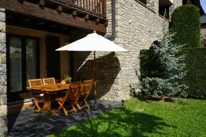Ogród w obiekcie Apartamento con jardín en la Cerdanya