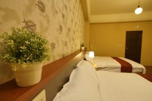 Uma cama ou camas num quarto em 輕旅小站 Soft Travel Hostel
