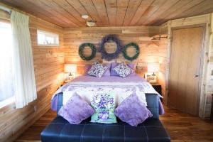 Voodi või voodid majutusasutuse Dungeness Bay Cottages toas