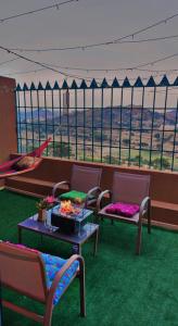 a room with two chairs and a table with a view at هتان السودة Hattan Al Soudah in Sawdāʼ