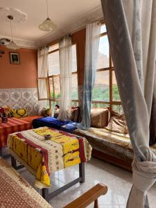廷吉爾的住宿－Dar Relax Hostel, Gorges de Todra，一间卧室设有一张床和一个窗口