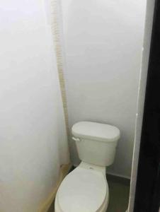 Departamento hermoso en guadalupe في مونتيري: حمام مع مرحاض أبيض في الغرفة