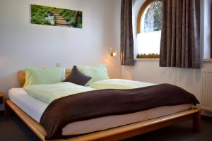 Postel nebo postele na pokoji v ubytování Ferienwohnung Seethaler - Gartenblick