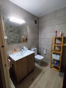 タラゴナにあるApartament Prat de la Ribaのバスルーム(洗面台、トイレ付)