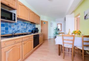 Kuchyň nebo kuchyňský kout v ubytování Apartments Damir