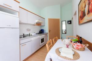 Kuchyň nebo kuchyňský kout v ubytování Apartments Damir