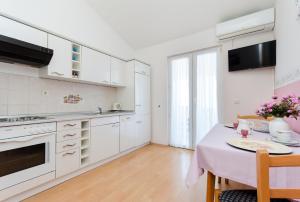 Kuchyň nebo kuchyňský kout v ubytování Apartments Damir