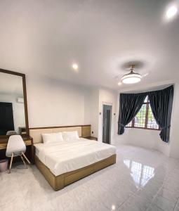 um quarto com uma cama grande e uma janela em Private Bathroom in King Room Bukit Mertajam Alma Impian em Bukit Mertajam