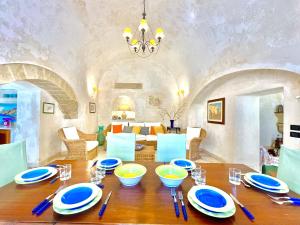 tavolo da pranzo con piatti blu e bianchi di La Torretta - Marea Collection a Otranto