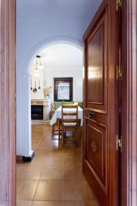 a dining room with a table and a wooden door at Casa rural Salomé, Mora de Luna, al lado del río Luna in Vega de Caballeros