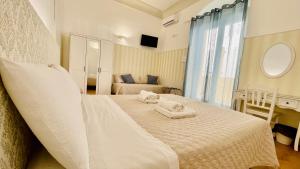 een slaapkamer met een bed met handdoeken erop bij Domus Bianca Lancia in Manfredonia