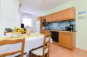 Kuchyň nebo kuchyňský kout v ubytování Apartments Damir