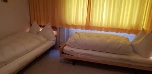 Postel nebo postele na pokoji v ubytování Haus Duranna - Arosa Rocks
