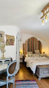 1 dormitorio con 2 camas y 1 silla en Valea Tătarilor, en Lacu Roșu