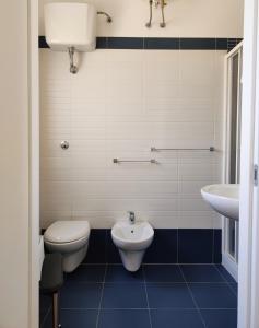 A bathroom at Terra dei Plautii