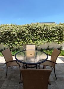 A seating area at Terra dei Plautii