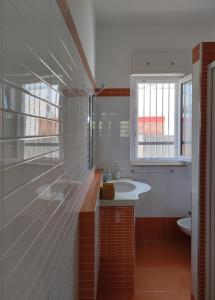 A bathroom at Terra dei Plautii