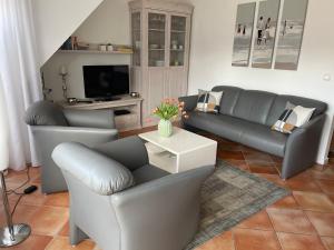 - un salon avec un canapé et une télévision dans l'établissement Ferienwohnung mit Südbalkon, à Seedorf