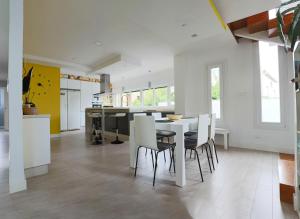 a kitchen and dining room with a table and chairs at CASA FEITIÑA: vistas al mar, moderna y funcional in Isla de Arosa