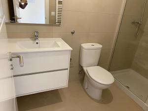 een badkamer met een toilet, een wastafel en een douche bij La Hayuela in Ayuela