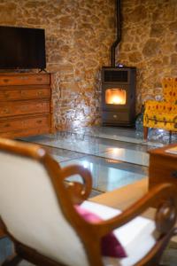TV a/nebo společenská místnost v ubytování Hotel Rural El Zaguán