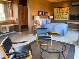 a hotel room with a bed and a table and chairs at Maquil Hotel and Villas in Zipolite