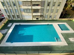 Bazén v ubytovaní AMPLIO PISO EN CENTRO DE TORRE DEL MAR alebo v jeho blízkosti