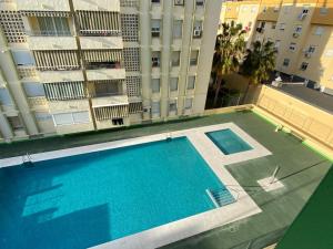 Bazén v ubytovaní AMPLIO PISO EN CENTRO DE TORRE DEL MAR alebo v jeho blízkosti