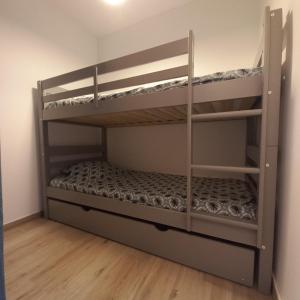 Двухъярусная кровать или двухъярусные кровати в номере LOU SOULEOU