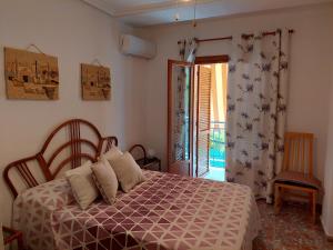 een slaapkamer met een bed en een glazen schuifdeur bij Casa Valentino in Santa Pola