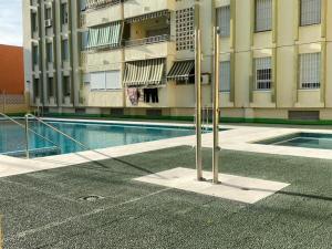 Bazén v ubytovaní AMPLIO PISO EN CENTRO DE TORRE DEL MAR alebo v jeho blízkosti