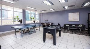 マイアミにあるStunning 2BR with Ocean View at Brickell, Free Parkingの卓球台2台とソファのあるオフィス +20枚の写真