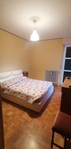 una camera con un letto di Intero appartamento in zona silenziosa a Luserna San Giovanni