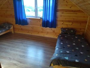 Łóżko lub łóżka w pokoju w obiekcie Domki Jastrzębia Mazury