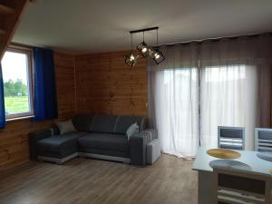 Część wypoczynkowa w obiekcie Domki Jastrzębia Mazury
