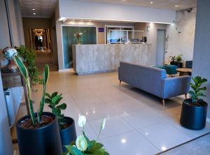 eine Lobby mit Topfpflanzen und einem Rezeptionstresen in der Unterkunft Hotel Alpre in Villa Carlos Paz + 62 Fotos