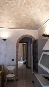 a living room with a table and an archway at LA DIMORA DI MARIA in Ortona