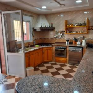 Kuchyň nebo kuchyňský kout v ubytování GRAND APPARTEMENT Au calme, ORAN -ALGERIE