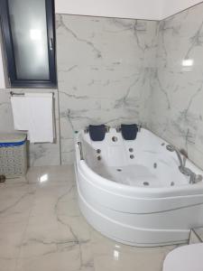 Foto dalla galleria di ELEGANT ROOMS - ULTRACENTRAL - jacuzzi cu hidromasaj a Oradea