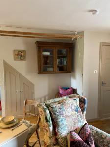 uma sala de estar com um sofá e uma mesa em Quirky Highland Cottage with Stunning Views em Wester Fearn