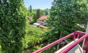 Blick auf ein Haus vom Balkon mit Bäumen in der Unterkunft Clara apartman in Csopak