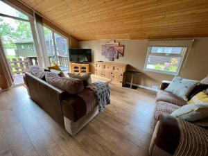 Χώρος καθιστικού στο Bumble Bee Cabin