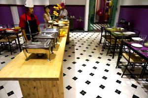 una cucina con diverse padelle su un bancone in un ristorante di Langit Langi Hotel @ Port Dickson a Port Dickson