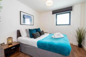 sypialnia z dużym łóżkiem i niebieskim kocem w obiekcie 507 Corner Room Downtown Anchorage Panoramic Views w mieście Anchorage