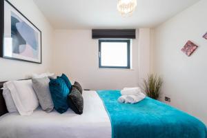Un pat sau paturi într-o cameră la 507 Corner Room Downtown Anchorage Panoramic Views