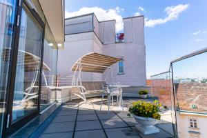 a balcony with a table and chairs on a building at Hotel König von Ungarn in Vienna