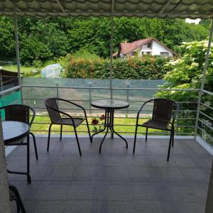 a patio with a table and chairs and a fence at Ramhouse in Piteşti